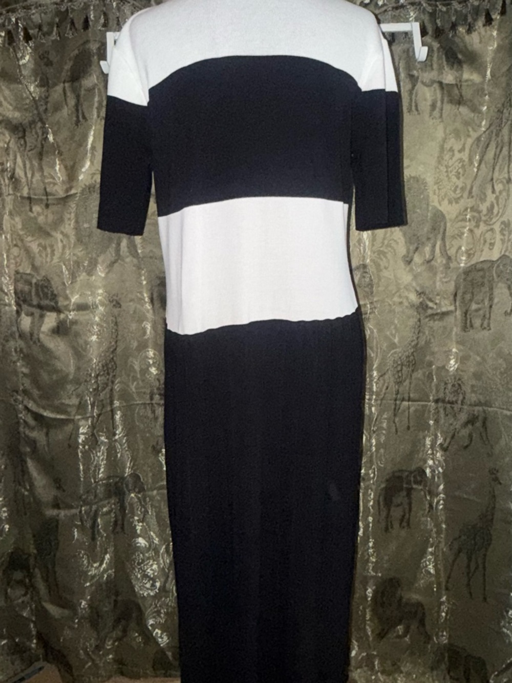 Black and White Colorblock Midi Dress with V-Neck - Picture 2 of 4